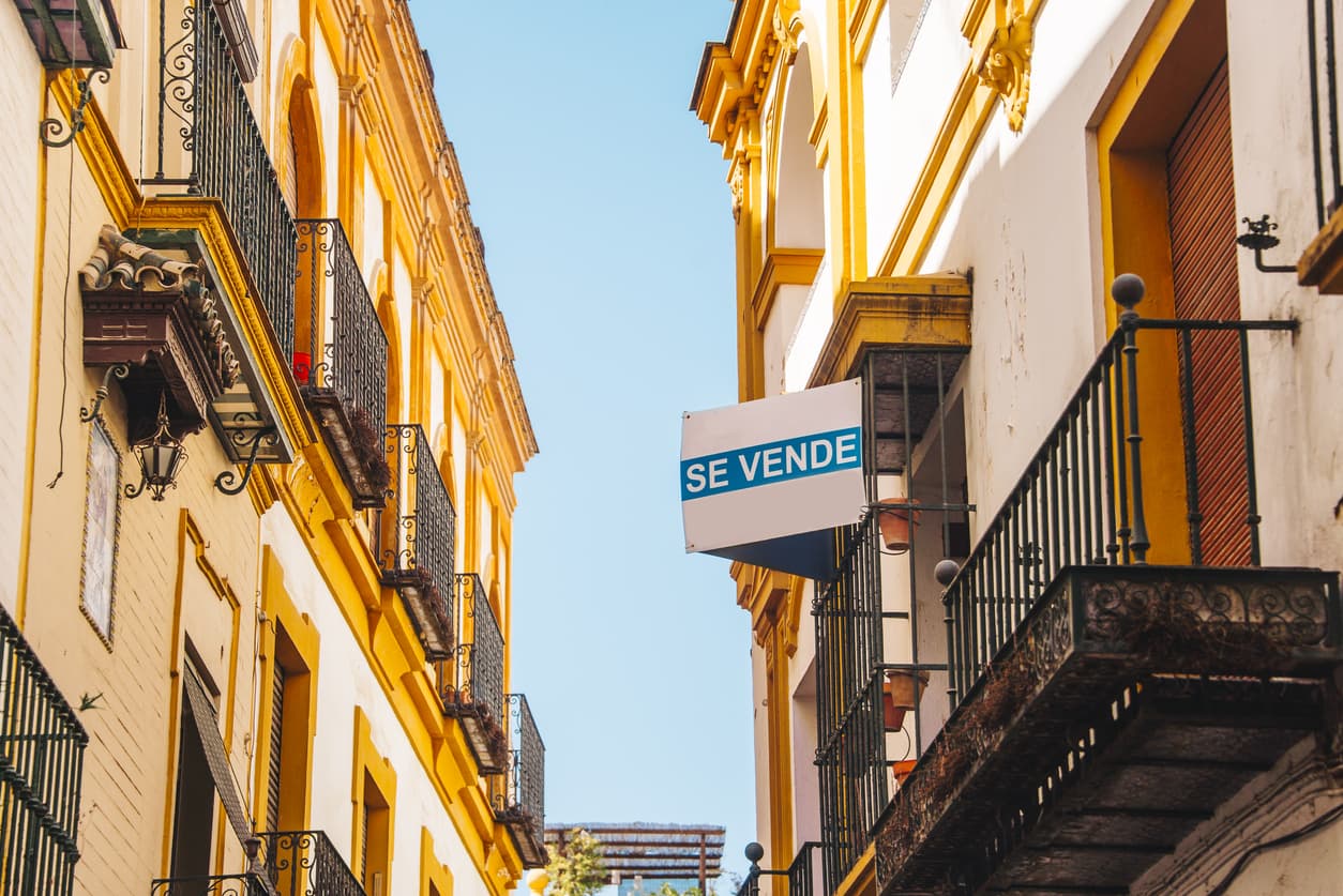 Sign reading "SE VENDE" ("For sale") on a property in Seville, Spain